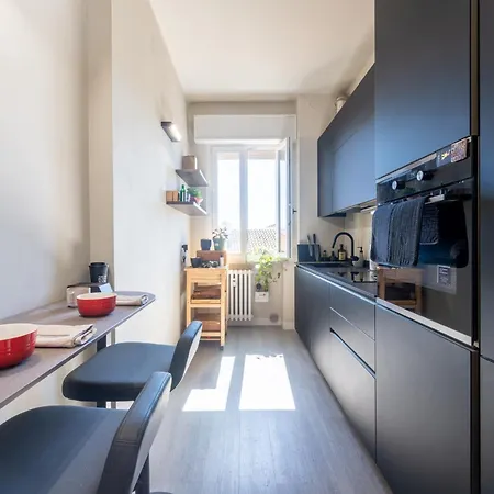 Guesthost - Modern Balcony! Apartment *