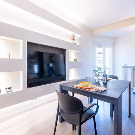 Guesthost - Modern Balcony! Apartment