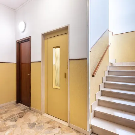 Guesthost - Modern Balcony! Apartment Parma