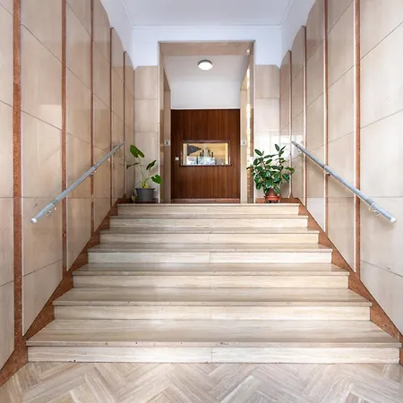 Apartment Guesthost - Modern Balcony! Parma